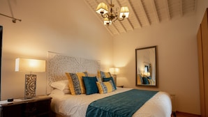 A bedroom with a bed, bedside lamps, a mirror, and a chandelier. - Tradicampo-Quinta das Cycas-O Granel-360º Panoramic view - NEW LISTING  (Algarvia, Nordeste)