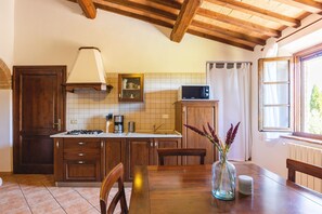 Microondas, cafetera y tetera, tetera eléctrica y tostadora 