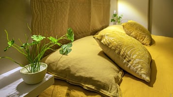 1 quarto, ferros/tábuas de passar roupa, berço de viagem