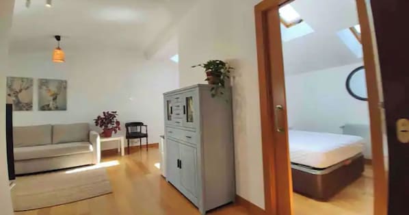 1 chambre, fer et planche à repasser, lit de bébé portatif