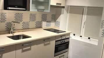 Refrigerador, microondas, horno y parrilla de estufa
