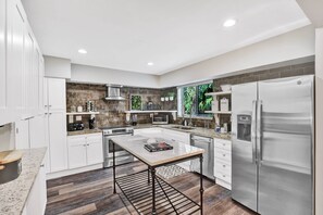 Hus | Eget kjøkken | Kjøleskap, høy barnestol, kaffekvern og kjøkkenutstyr