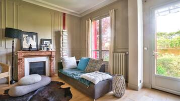 Télévision, cheminée, chaßne hi-fi, écrans d'ordinateur