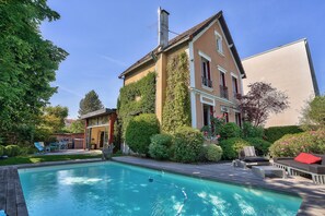 Utendørsbasseng og et oppvarmet basseng