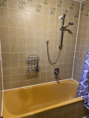 Combined shower/tub, towels, toilet paper - Spacious, first floor vacation apartment in the Allgäu (Memmingen)