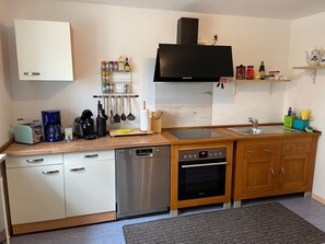 Een koelkast, een microgolfoven, een oven, een kookplaat