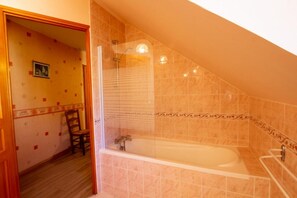 Baignoire, sèche-cheveux, serviettes fournies