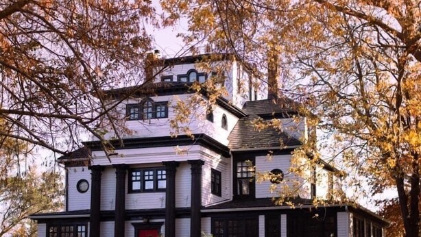 Unclassified image, 1 of 26, button - Celtic Mansion (Little Bras d'Or)