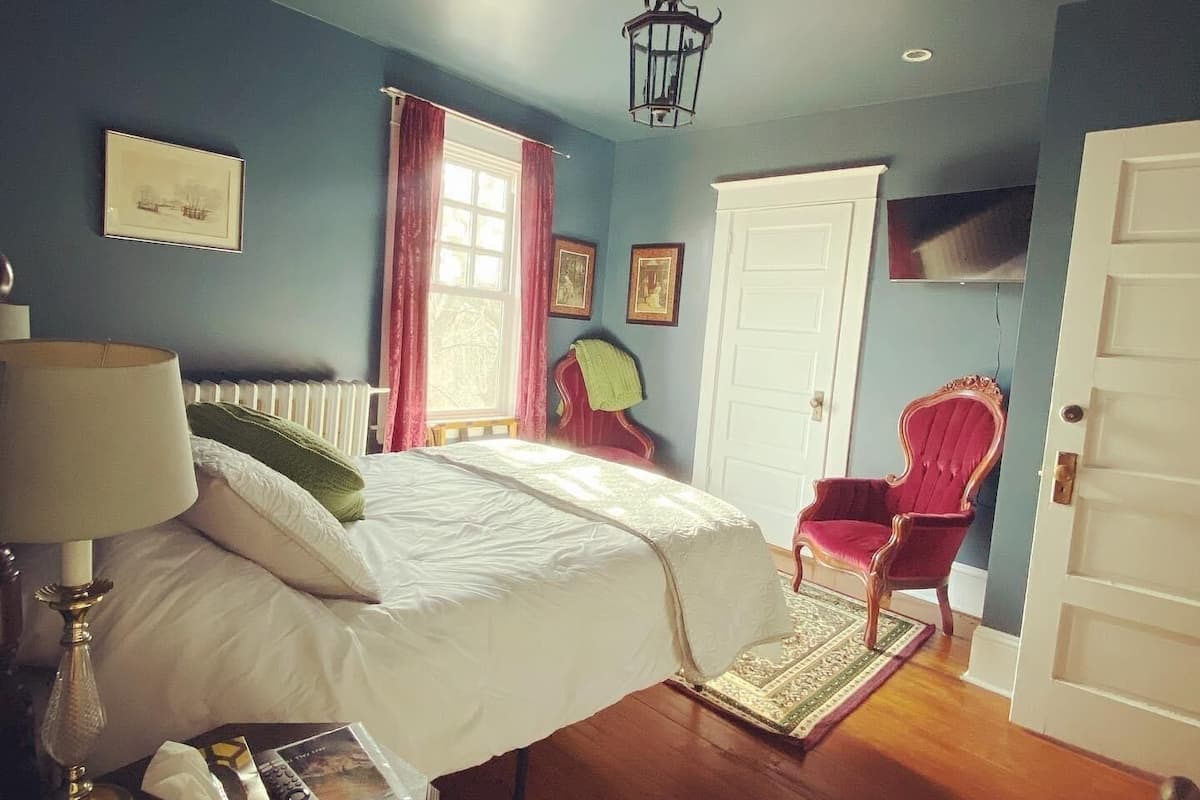 Premium bedding, down comforters, laptop workspace, WiFi (free)
