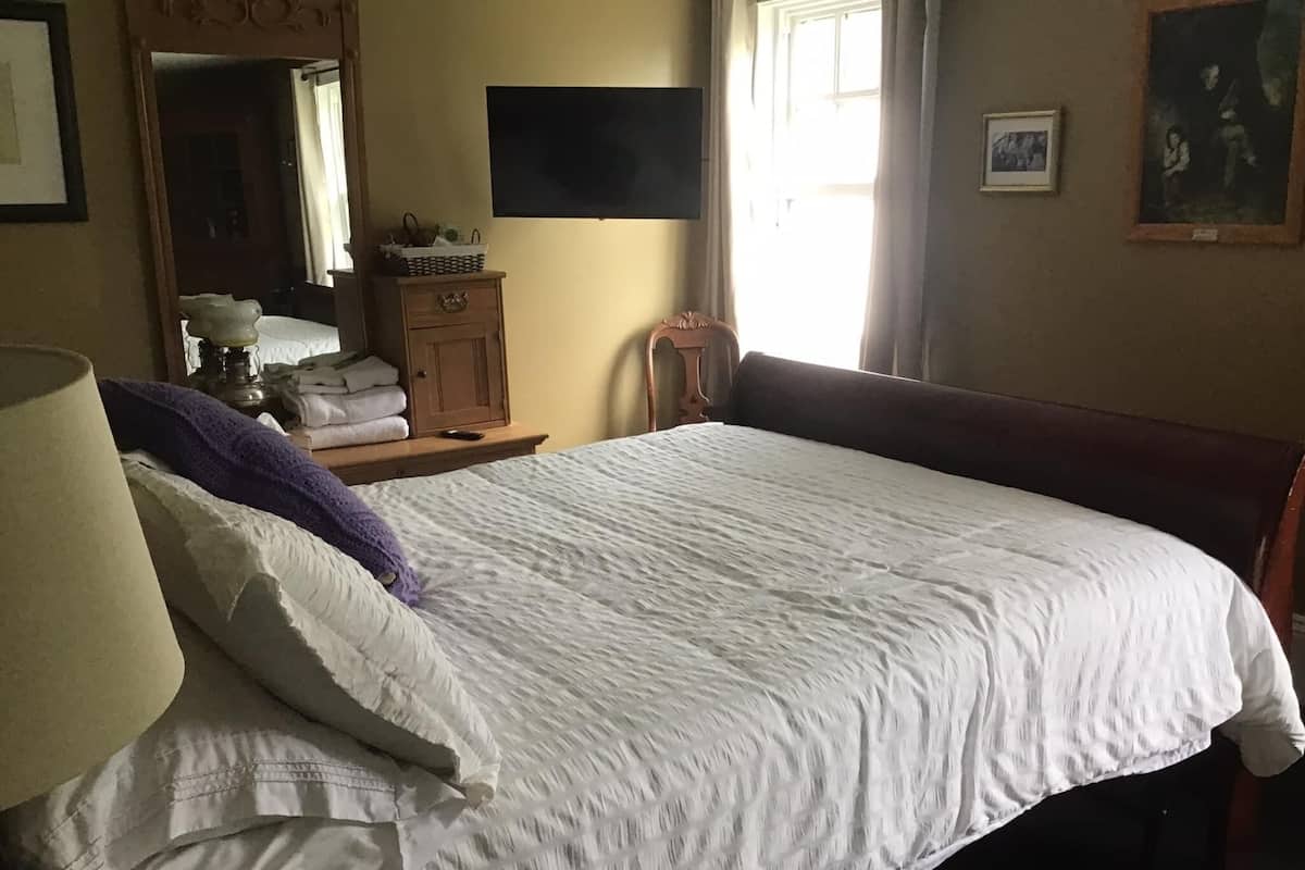 Premium bedding, down comforters, laptop workspace, WiFi (free)