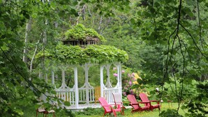 Unclassified image, 2 of 26, button - Celtic Mansion (Little Bras d'Or)