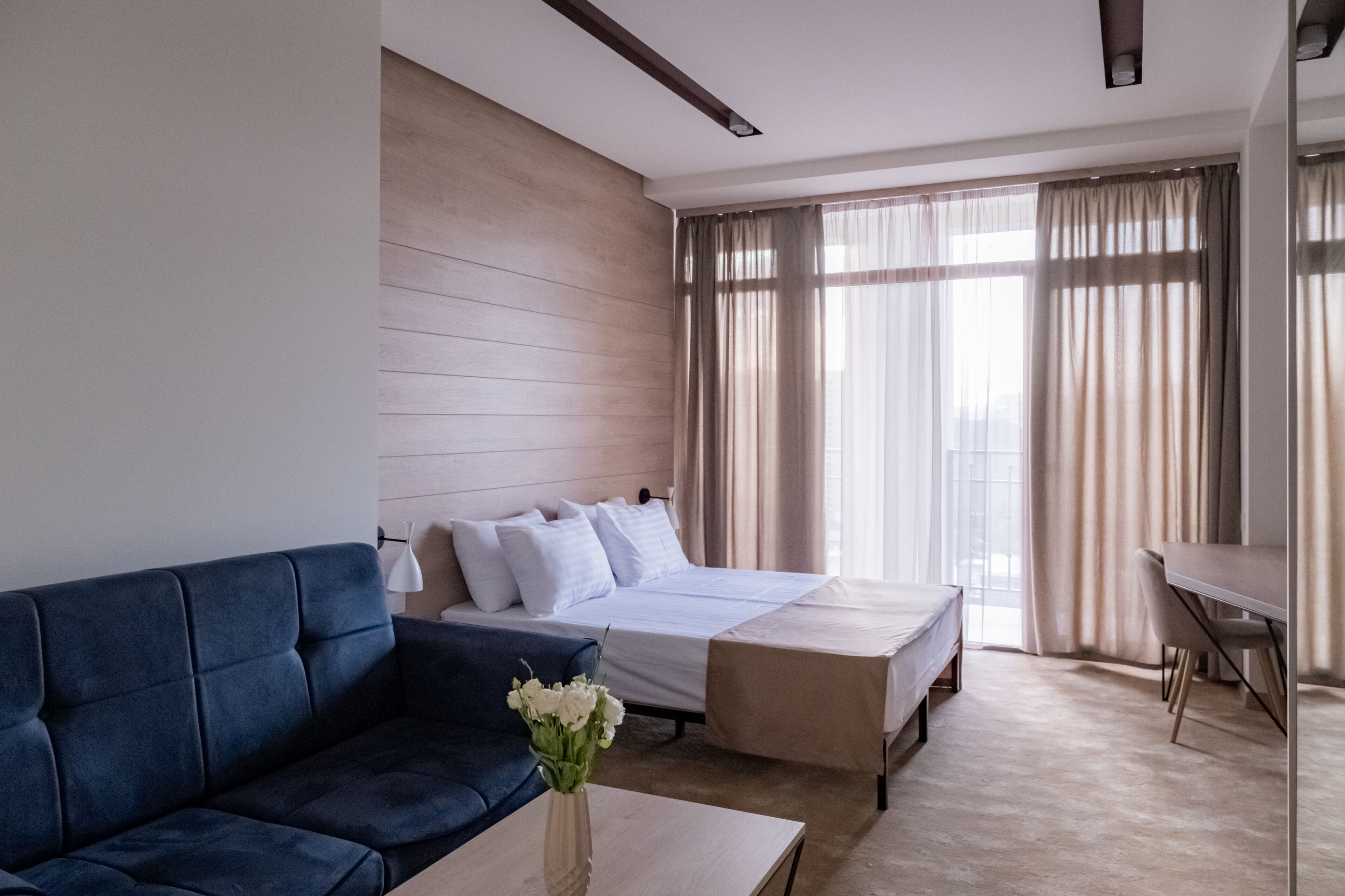 Kamar Double Superior | Seprai premium, selimut bulu angsa, busa memori, dan minibar