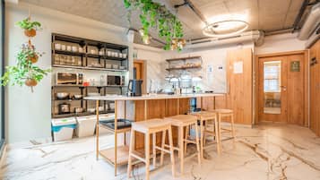 冰箱、微波爐、餐桌