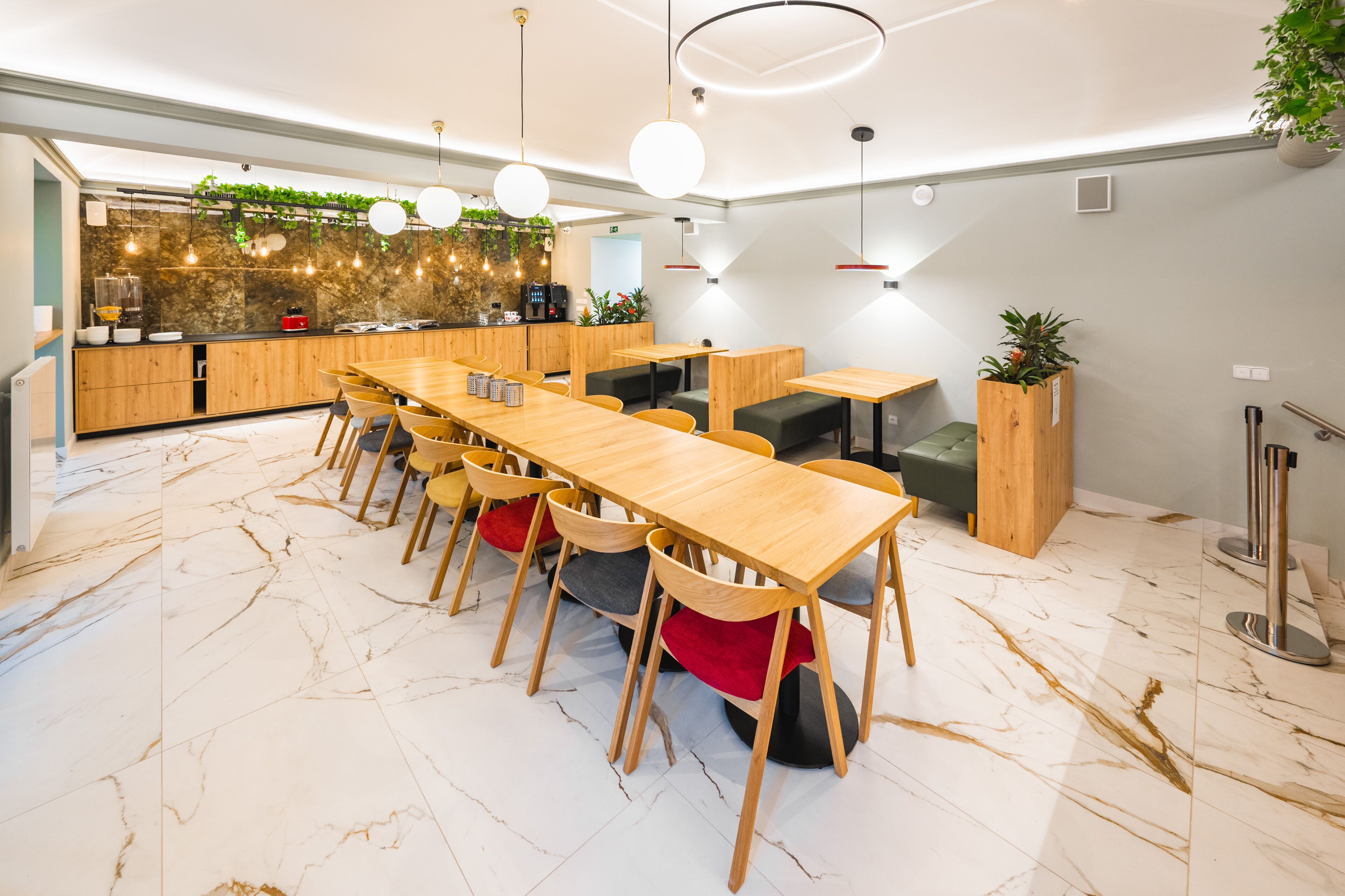 Sarapan ala kontinental setiap hari (EUR 12 per orang)