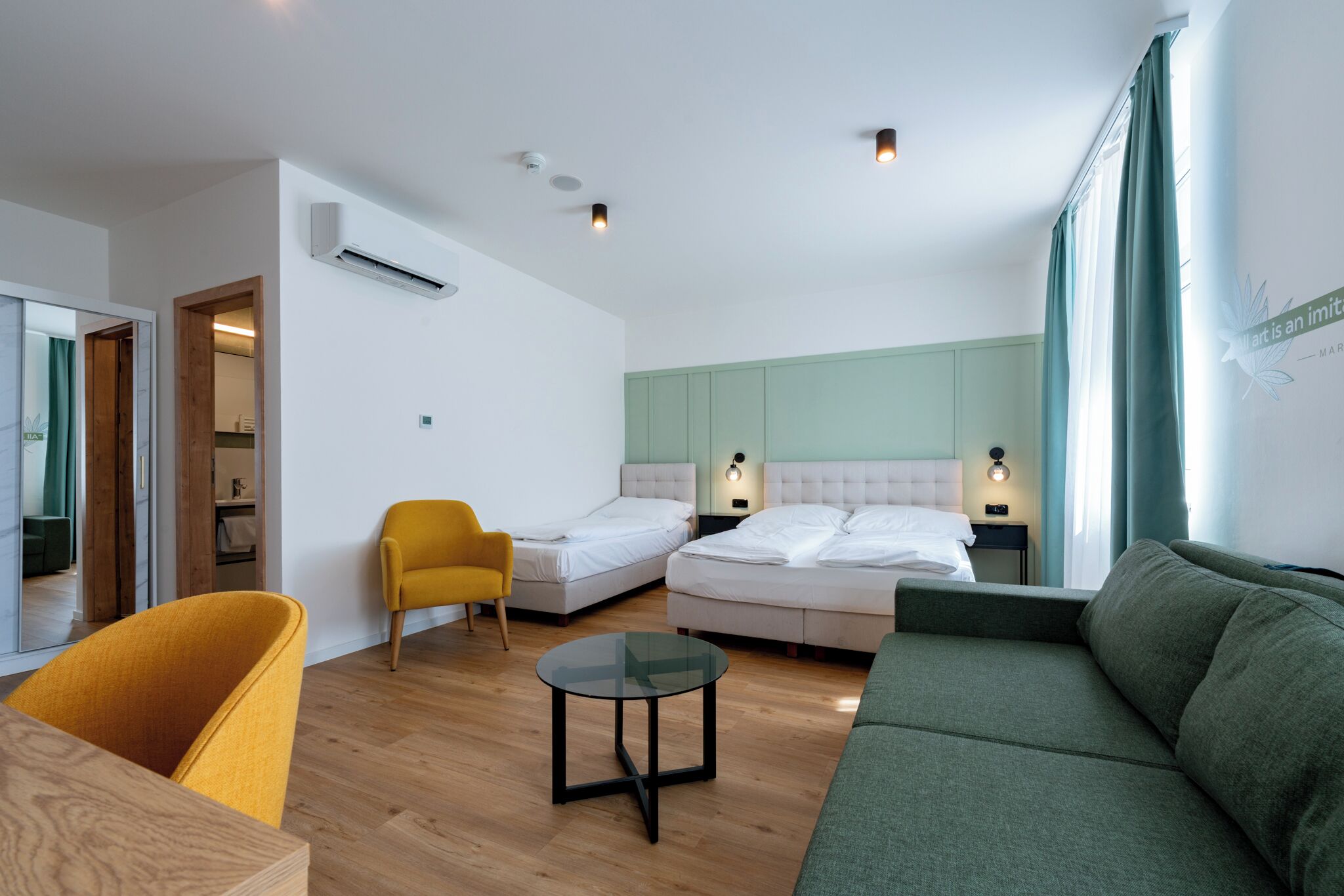 Skrivebord, arbejdsområde til bærbare computere, strygejern/strygebræt