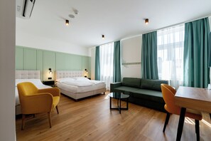 Neljän hengen classic-huone | Työpöytä, kannettavalle tietokoneelle sopiva työtila