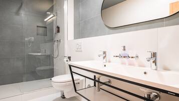 Basic Triple Room | Bilik Mandi | Pancuran mandi, pengering rambut, tisu tandas