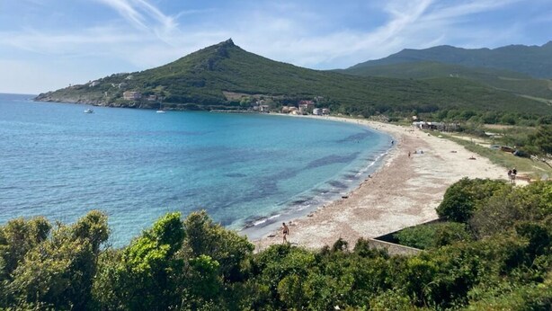 A coastal landscape with a beach, a mountain, and a clear sky. - Charming house near AJACCIO (Appietto)
