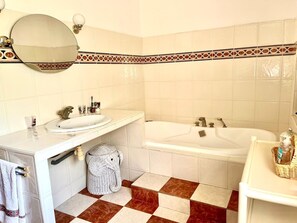 Badewanne, Haartrockner, Handtücher, Toilettenpapier