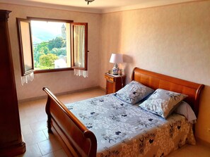 4 habitaciones, escritorio y tabla de planchar con plancha 