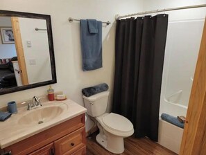 Ensemble douche/baignoire, serviettes fournies, savon, papier toilette