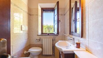 Badewanne, Haartrockner, Bidet, Handtücher