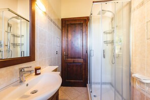 Banyera, assecador de cabells, bidet i tovalloles 