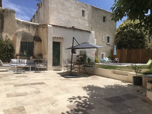 Outdoor dining - Fully restored 18th century country house with private swimming pool (Marseille)