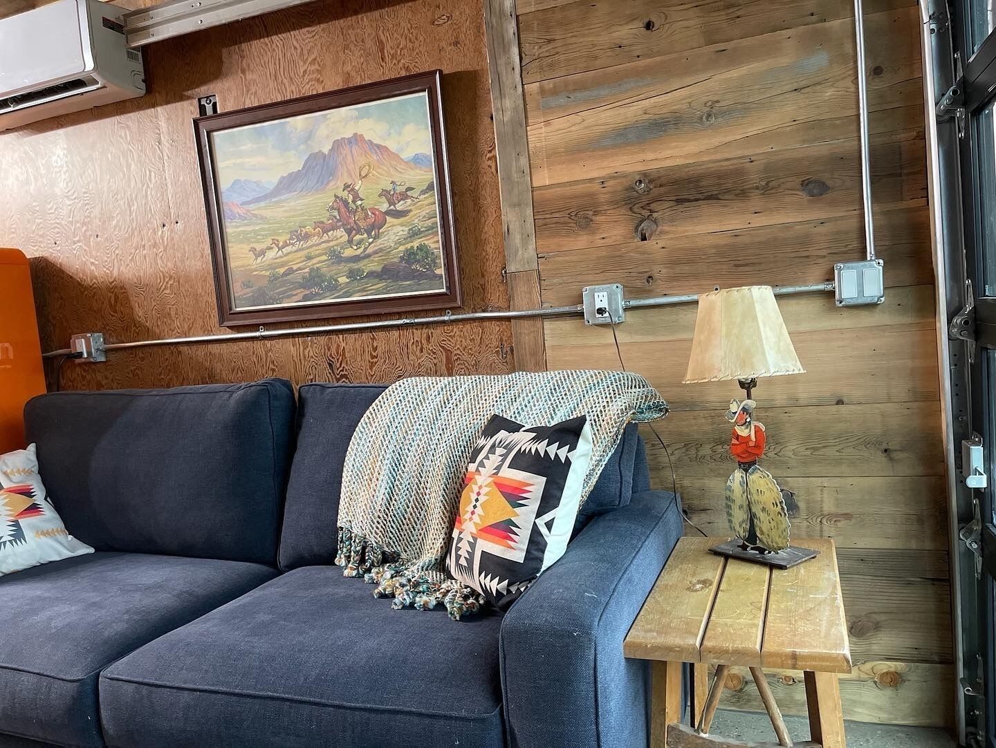 Een smart-tv en boeken