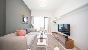 Căn hộ Deluxe, không hút thuốc, ban công | Khu phòng khách | TV màn hình phẳng 48-inch có truyền hình kỹ thuật số, TV