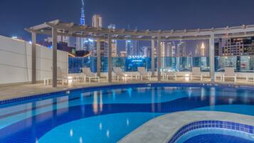 Hồ bơi ngoài trời