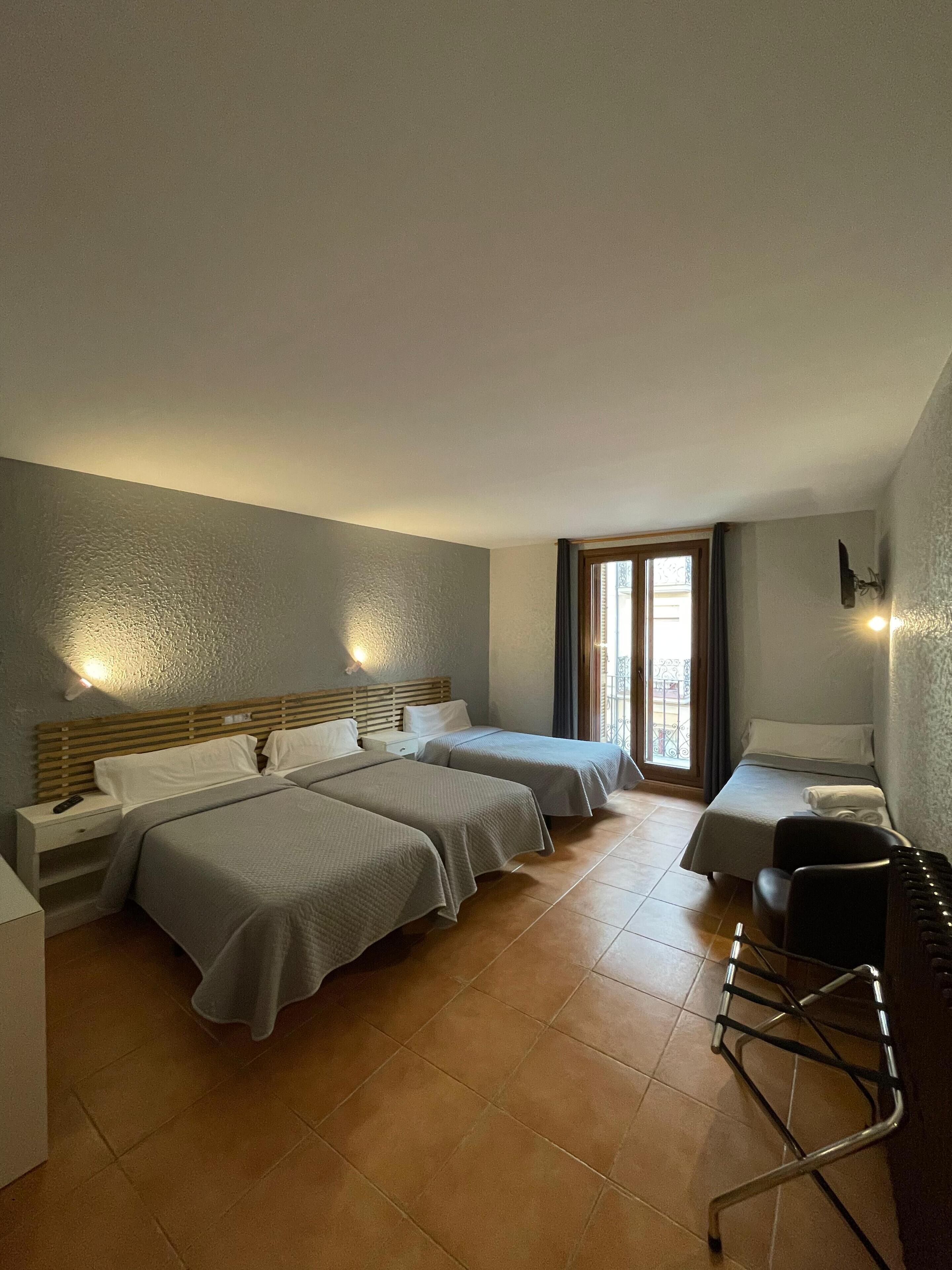 Chambre Quadruple | Bureau, lits bébé (en supplément), lits pliants/supplémentaires