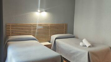 Bureau, lits bébé (en supplément), lits pliants/supplémentaires