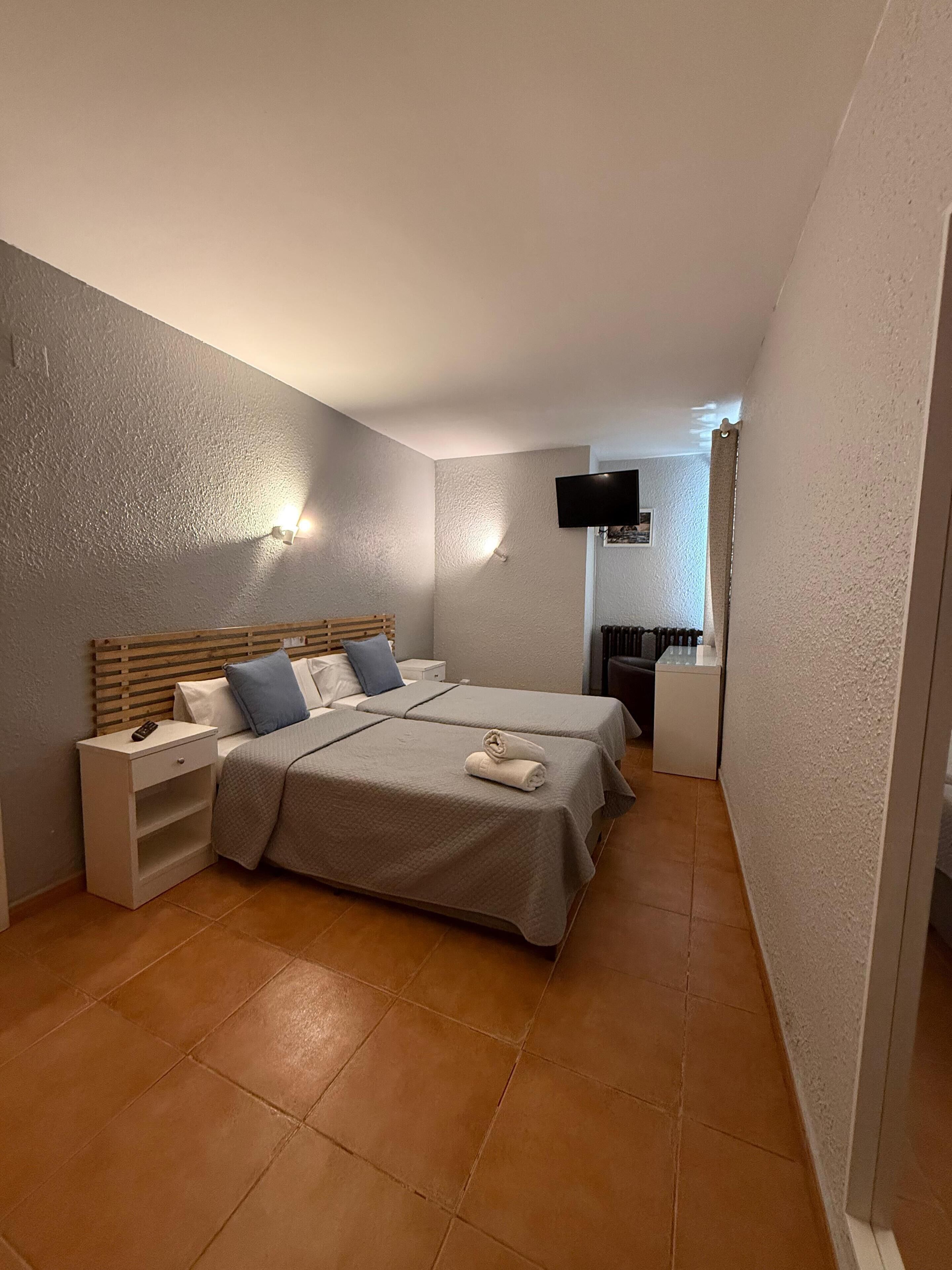 Chambre Double, 2 lits une place | Bureau, lits bébé (en supplément), lits pliants/supplémentaires