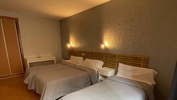 Eenvoudige driepersoonskamer, 3 eenpersoonsbedden | Een bureau, babybedden (toeslag), extra bedden (toeslag), gratis wifi