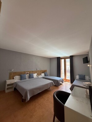 Basic Quadruple Room | Desk, cribs/infant beds, rollaway beds, free WiFi - Hotel Acebo Plaza Mayor (Jaca)