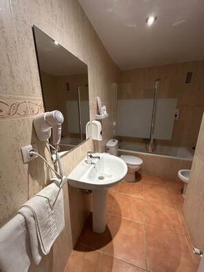 Bañera, secador de pelo, toallas, jabón