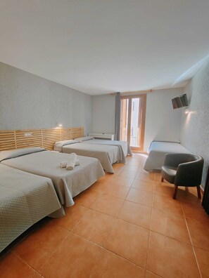 Escritorio, cunas, camas plegables/adicionales y wifi gratis 