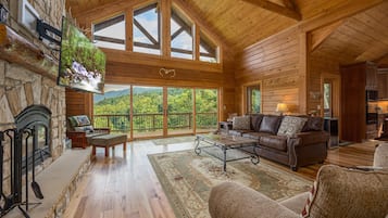 Smart-tv, eldstad, bordsfotboll och böcker