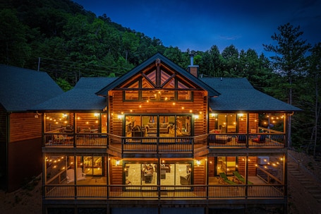 Exterior. Luxury Family Lodge w/Amazing re-Views/Game Room/Hot-tub/Pool/10 min2Cades Cove