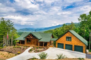 Exterior - Luxury Family Lodge w/Amazing re-Views/Game Room/Hot-tub/Pool/10 min2Cades Cove (Townsend)