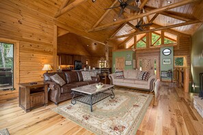 Smart TV, fireplace, table football, books - Luxury Family Lodge w/Amazing re-Views/Game Room/Hot-tub/Pool/10 min2Cades Cove (Townsend)