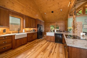 Fridge, microwave, oven, stovetop - Luxury Family Lodge w/Amazing re-Views/Game Room/Hot-tub/Pool/10 min2Cades Cove (Townsend)
