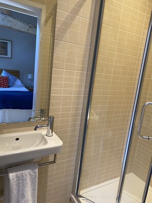Dusche, Haartrockner, Toilettenpapier