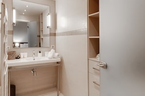 Een douche, een haardroger, handdoeken