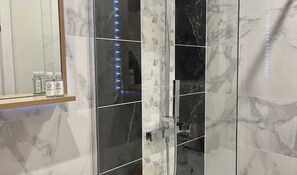 Douche, articles de toilette gratuits, sĂšche-cheveux