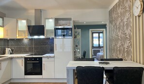 Fridge, microwave, oven, stovetop - Les Mulots - Apartment T3 of 56 sqm (Annecy)