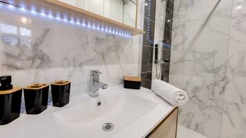 Een douche, een haardroger, handdoeken