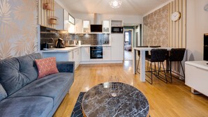 Una cocina moderna con comedor, sofá y una mesa de centro.