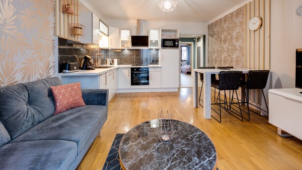 Una cocina moderna con comedor, sofá y una mesa de centro.